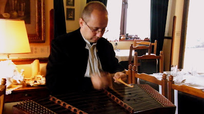 Piotr Krupski z cymbałami w Oberży Cesarskiej w Kadynach