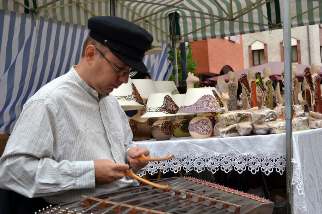 Cymbalista Piotr Krupski na Elbląskim Święcie Chleba