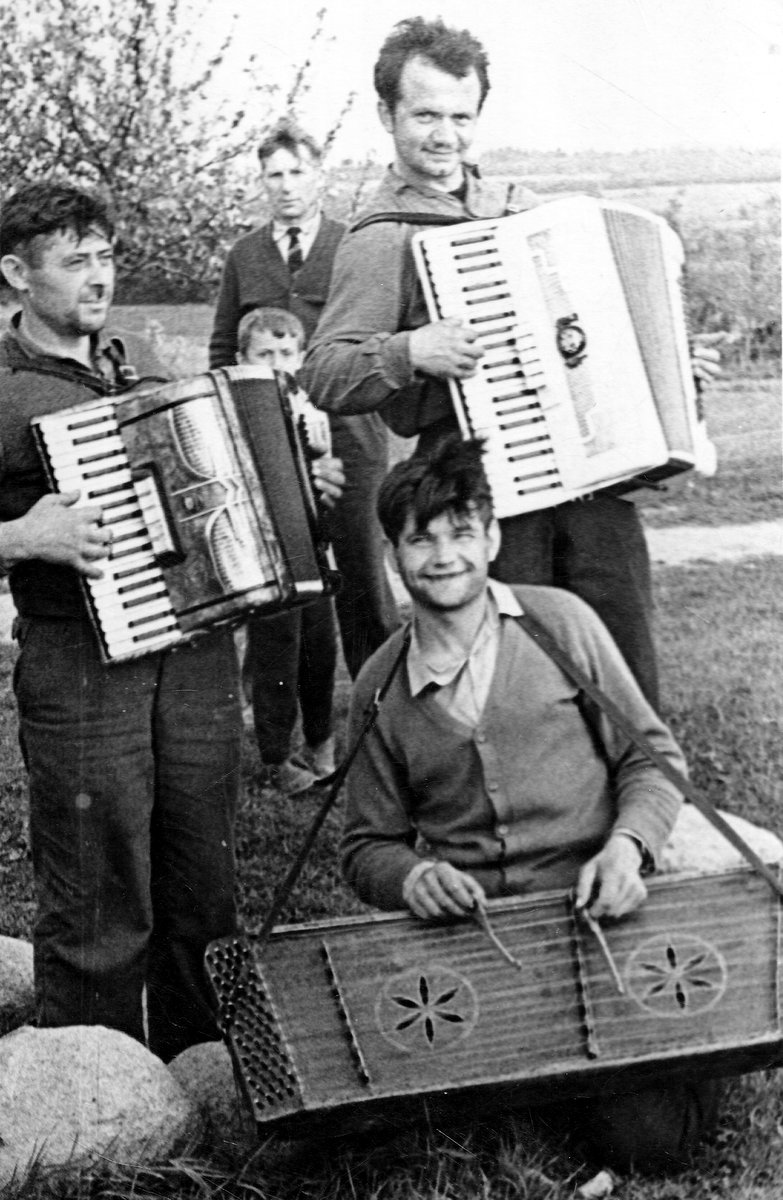 Młody Piotr Kaczanowski z harmonistami Janem Bogdańskim i Feliksem Kitkowskim Młody Piotr Kaczanowski z harmonistami Janem Bogdańskim i Feliksem Kitkowskim
