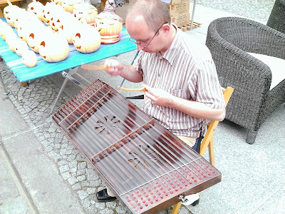 Piotr Krupski gra na cymbałach wileńskich