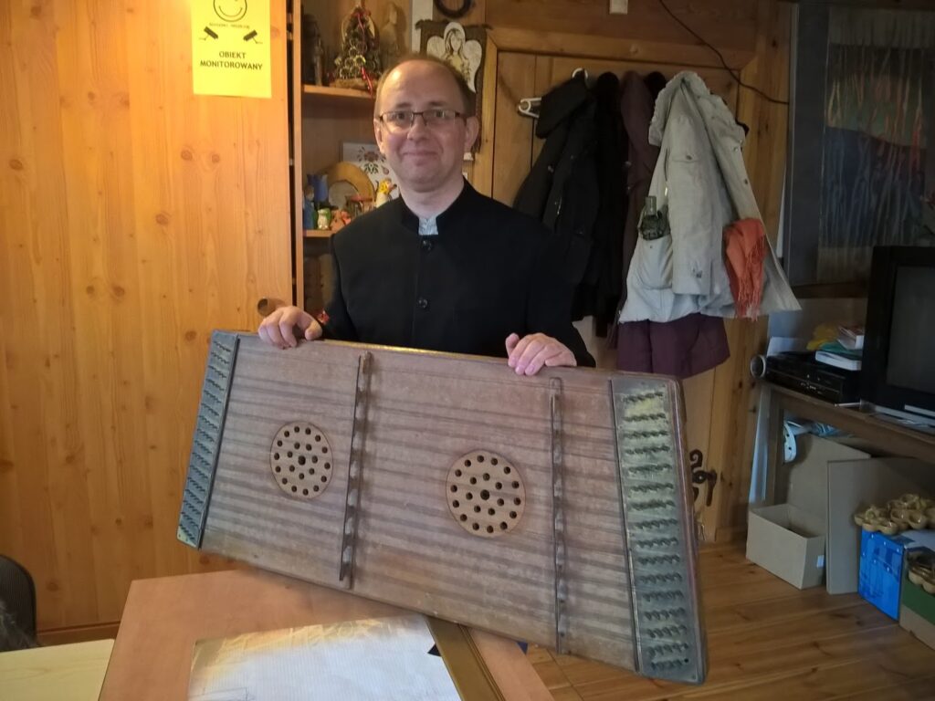 Piotr Krupski i cymbały na których grał Andrzej Zajko